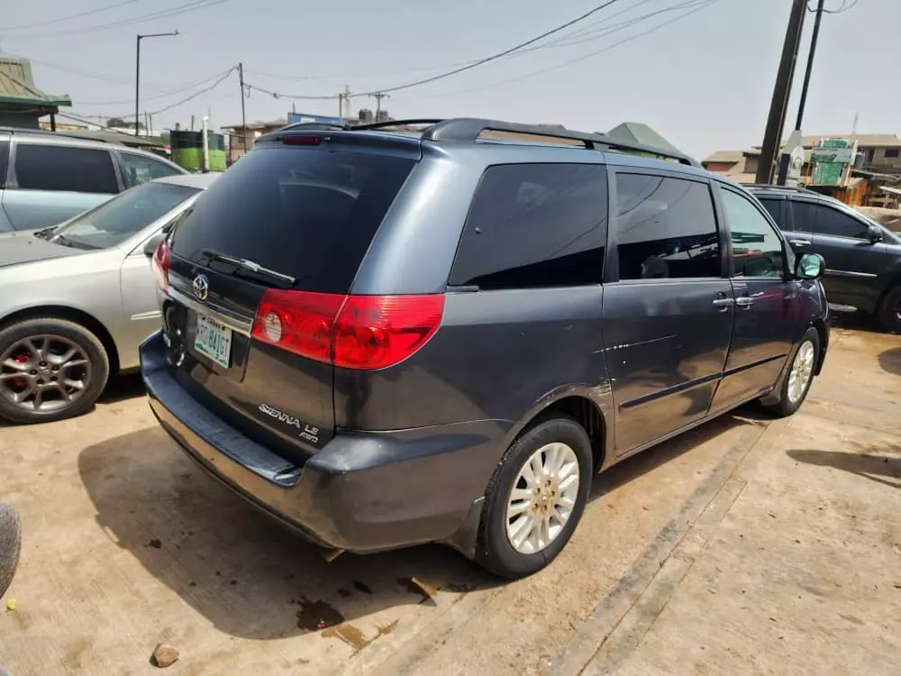 Toyota Sienna   - 2010