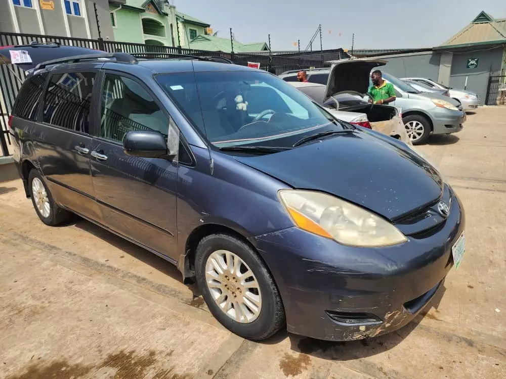 Toyota Sienna   - 2010