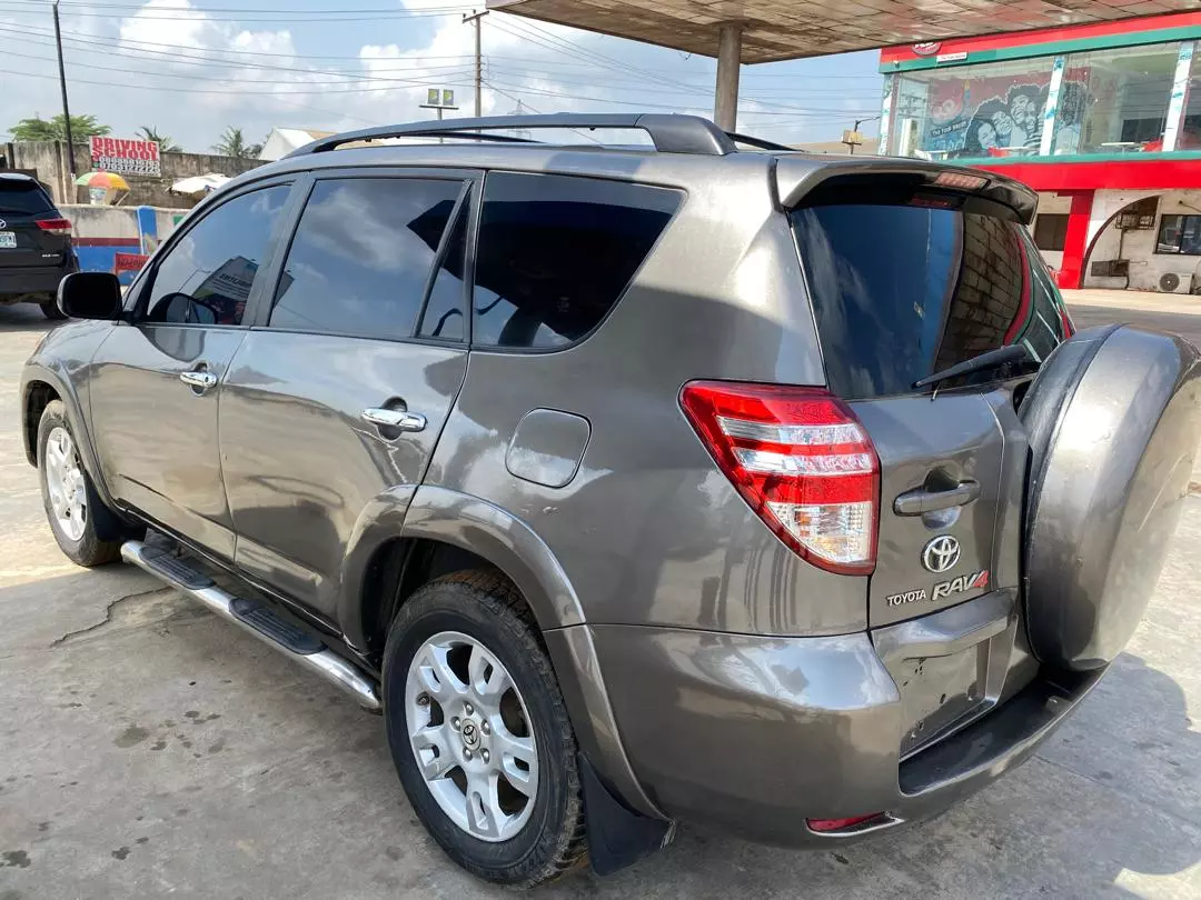 Toyota RAV 4   - 2010