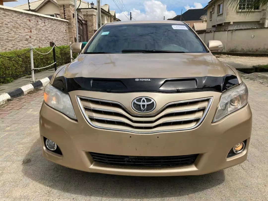 Toyota Camry   - 2010