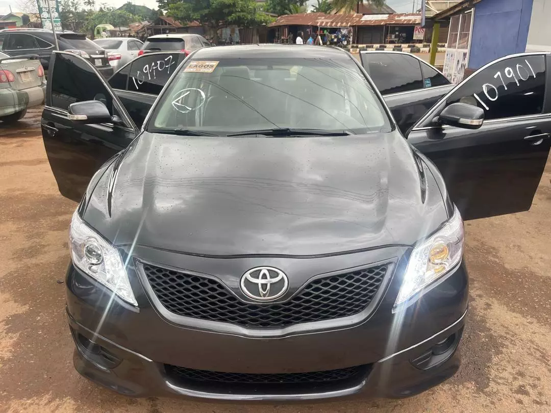 Toyota Camry   - 2010