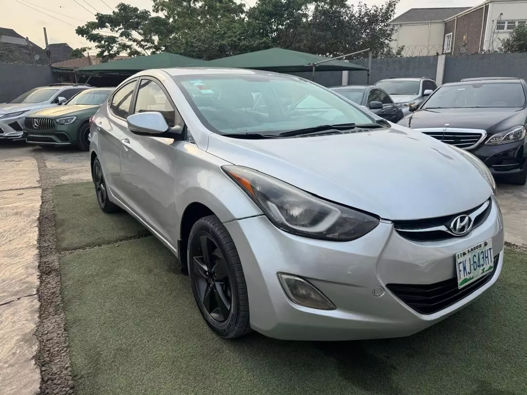 Hyundai Elantra   - 2013