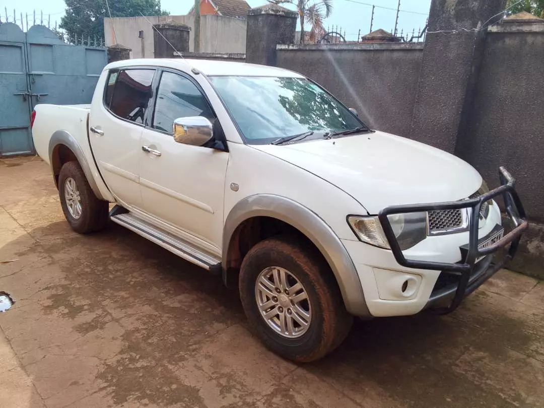 Mitsubishi L200   - 2014