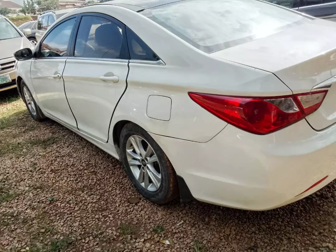 Hyundai Sonata   - 2011