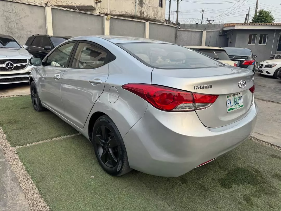 Hyundai Elantra   - 2013