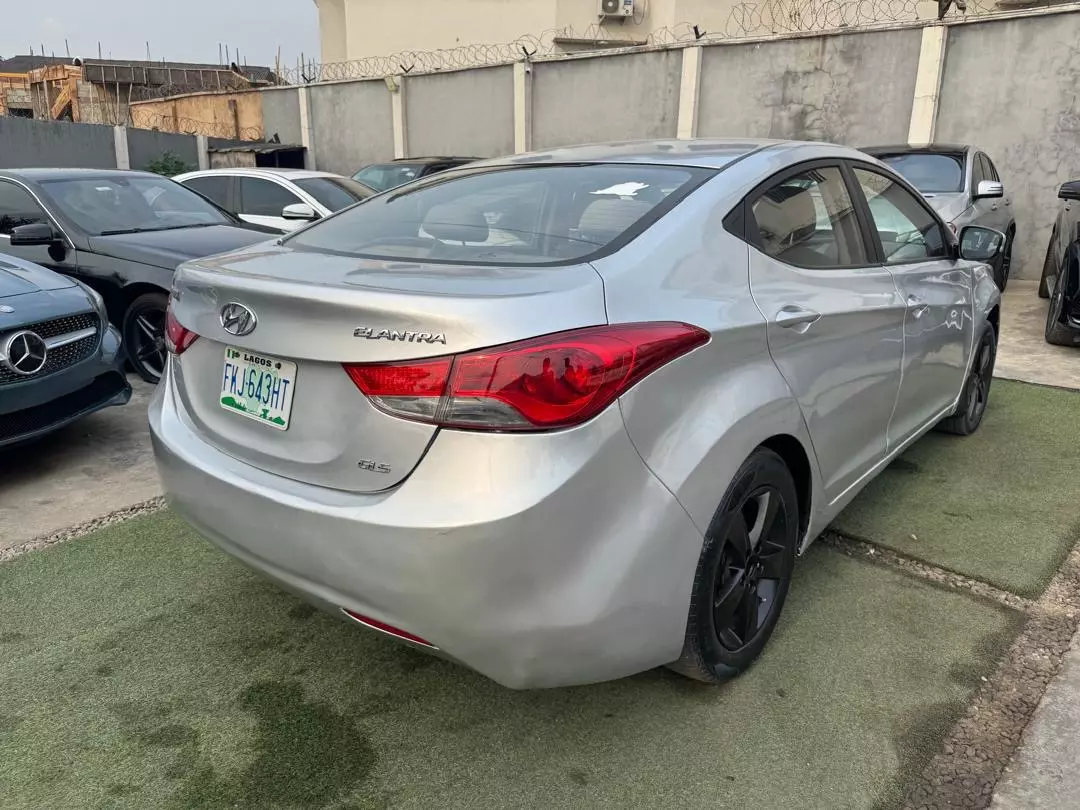 Hyundai Elantra   - 2013