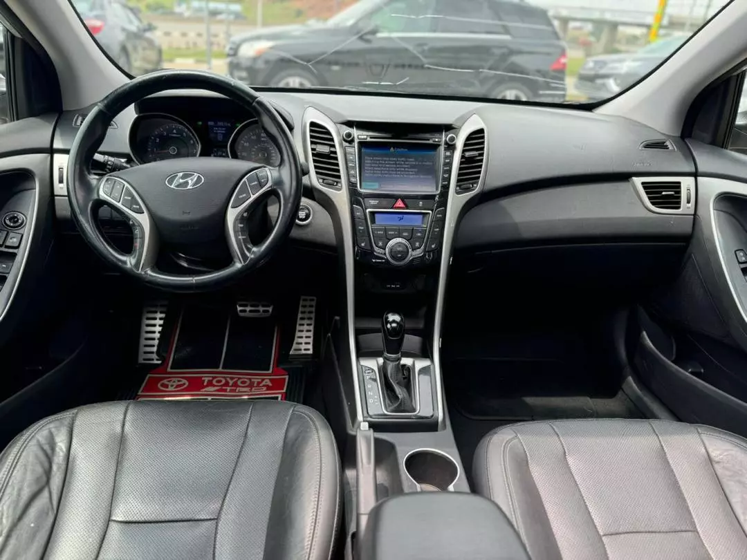 Hyundai Elantra   - 2013