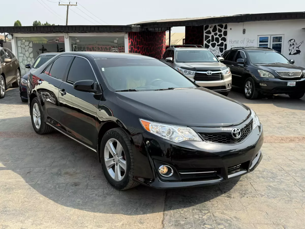 Toyota camry   - 2012