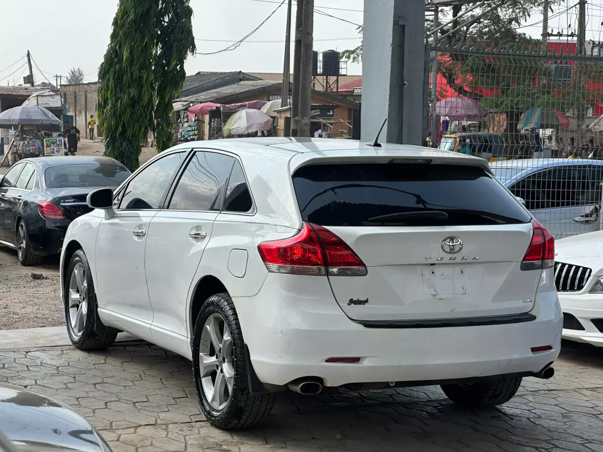 Toyota Venza   - 2011