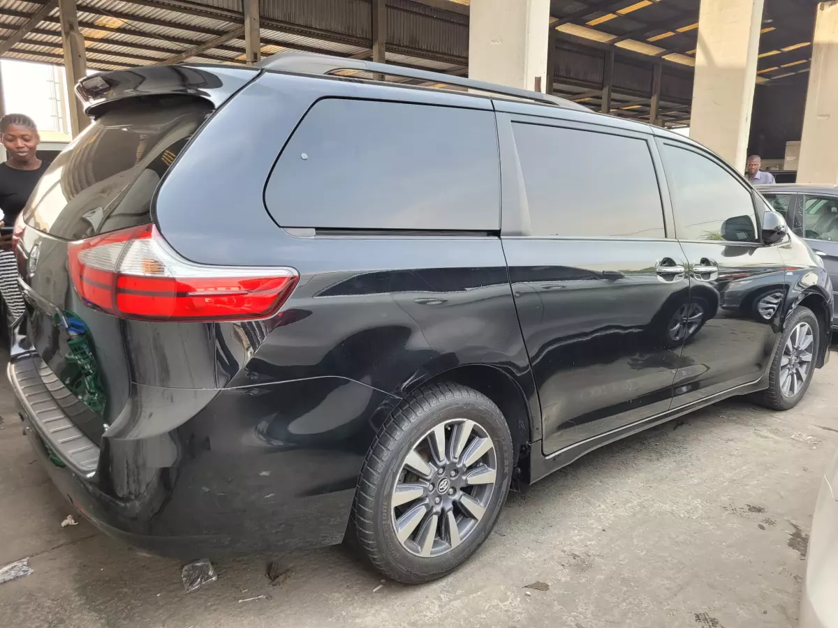 Toyota Sienna   - 2018