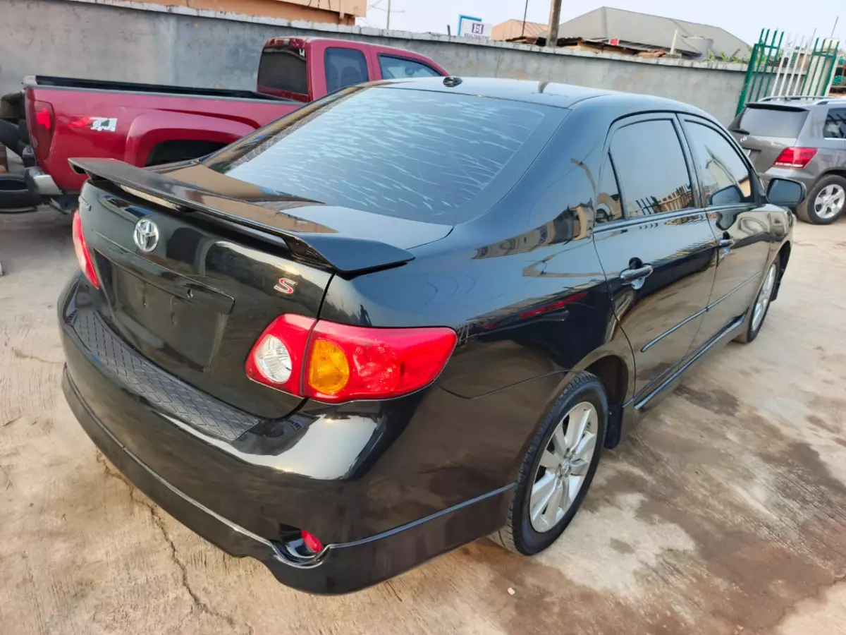 Toyota corolla   - 2010