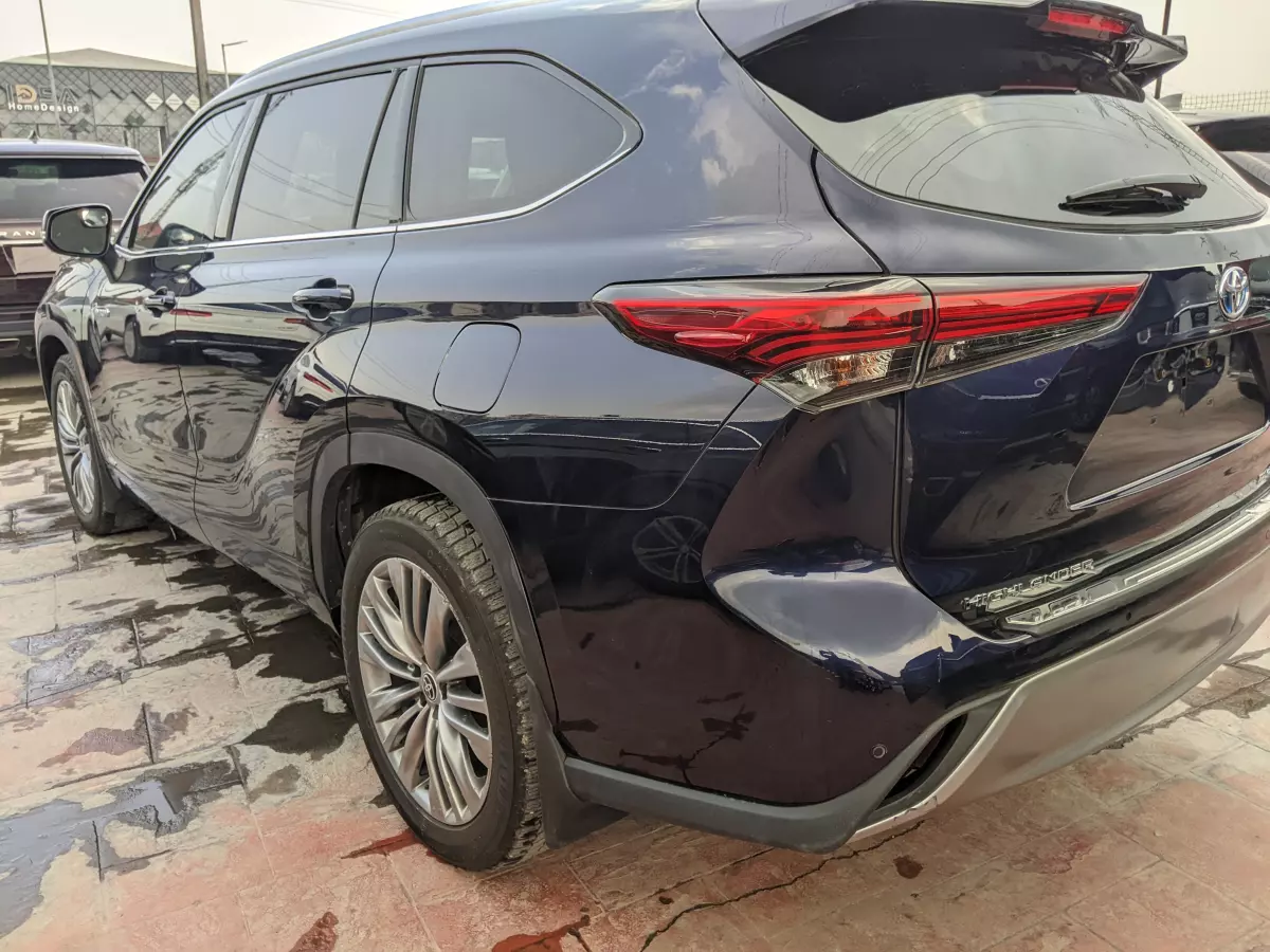 Toyota Highlander   - 2021