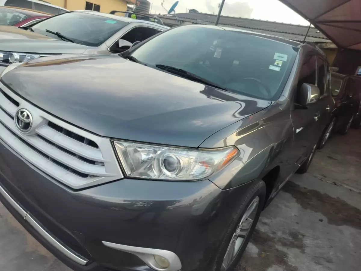 Toyota Highlander   - 2011