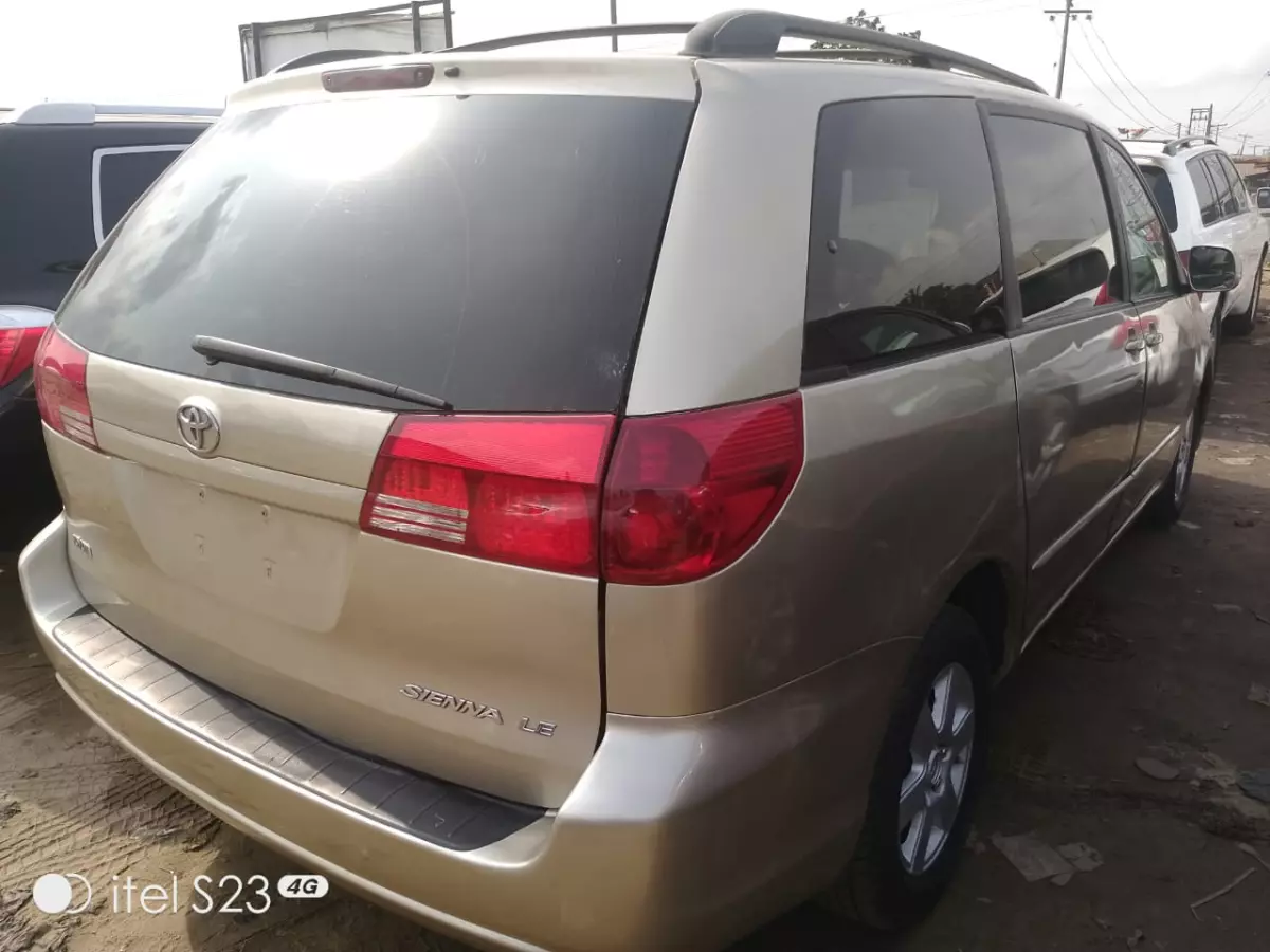 Toyota Sienna   - 2004