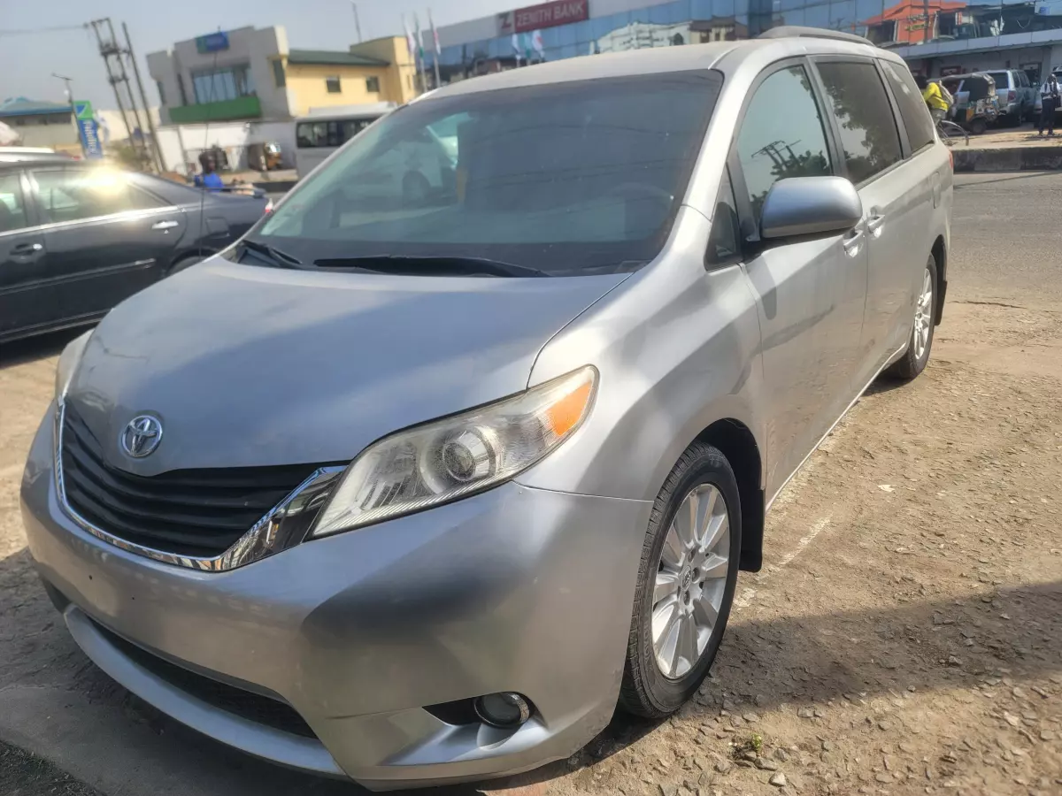 Toyota Sienna   - 2012