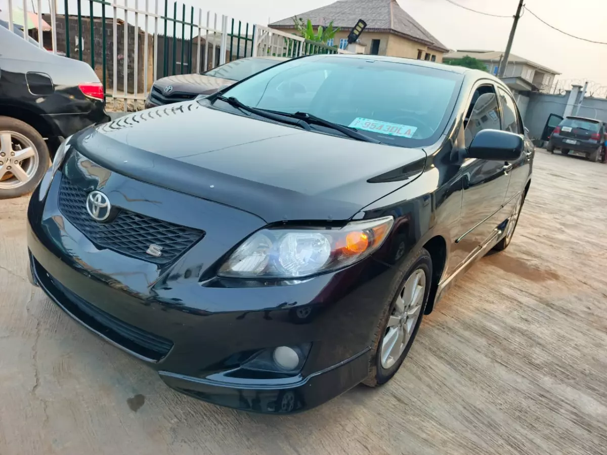 Toyota corolla   - 2010