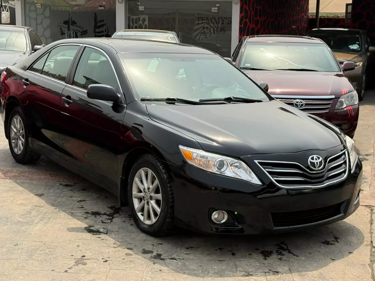 Toyota Camry   - 2011