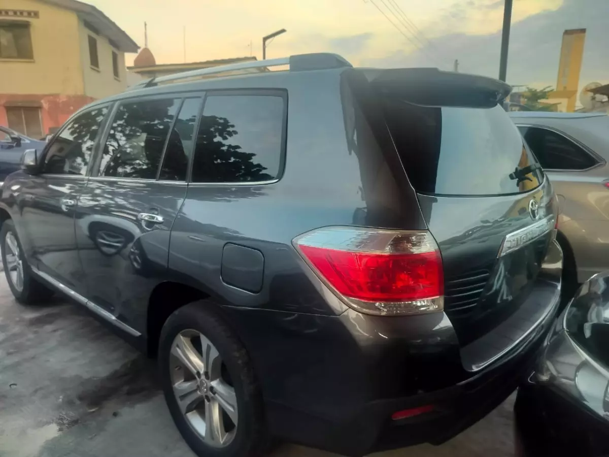 Toyota Highlander   - 2011