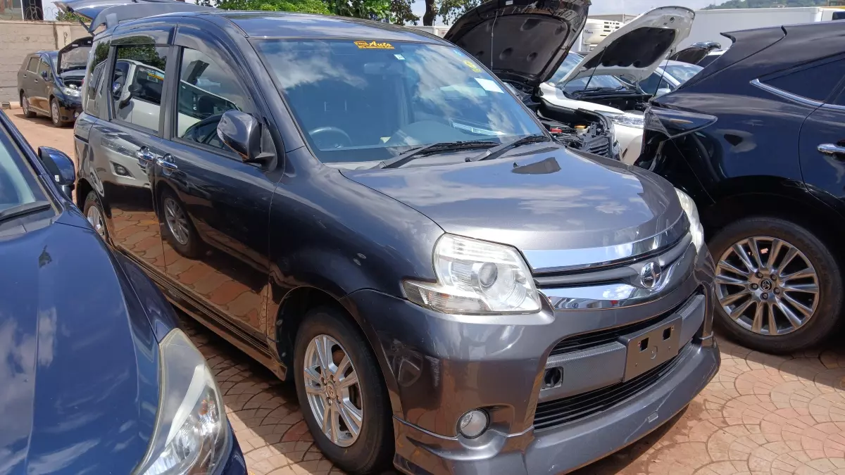 Toyota Sienta   - 2011