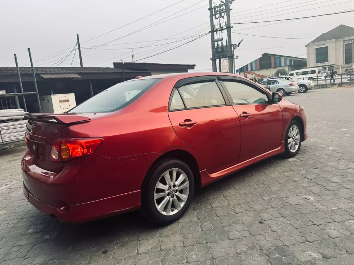 Toyota corolla   - 2010