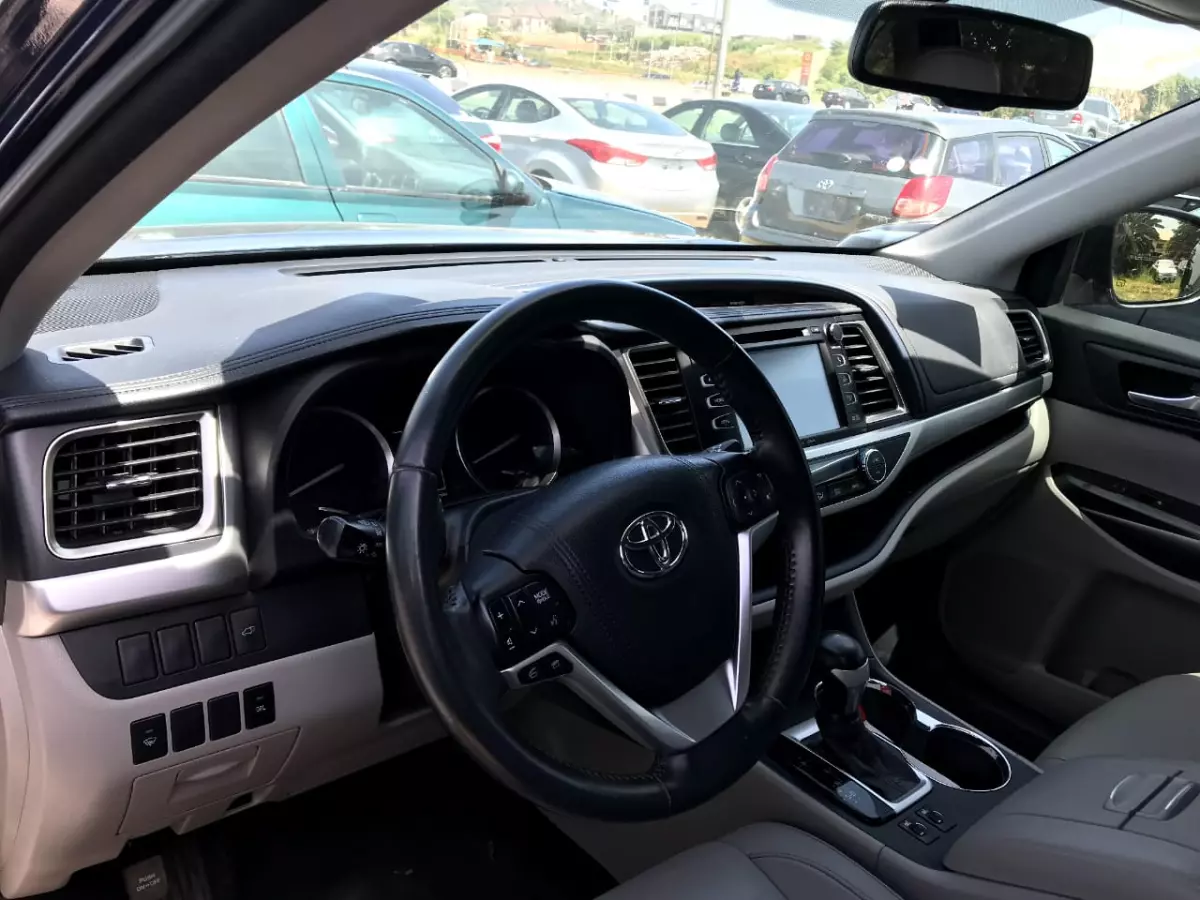 Toyota Highlander   - 2016