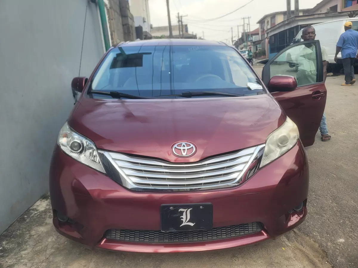 Toyota Sienna   - 2013