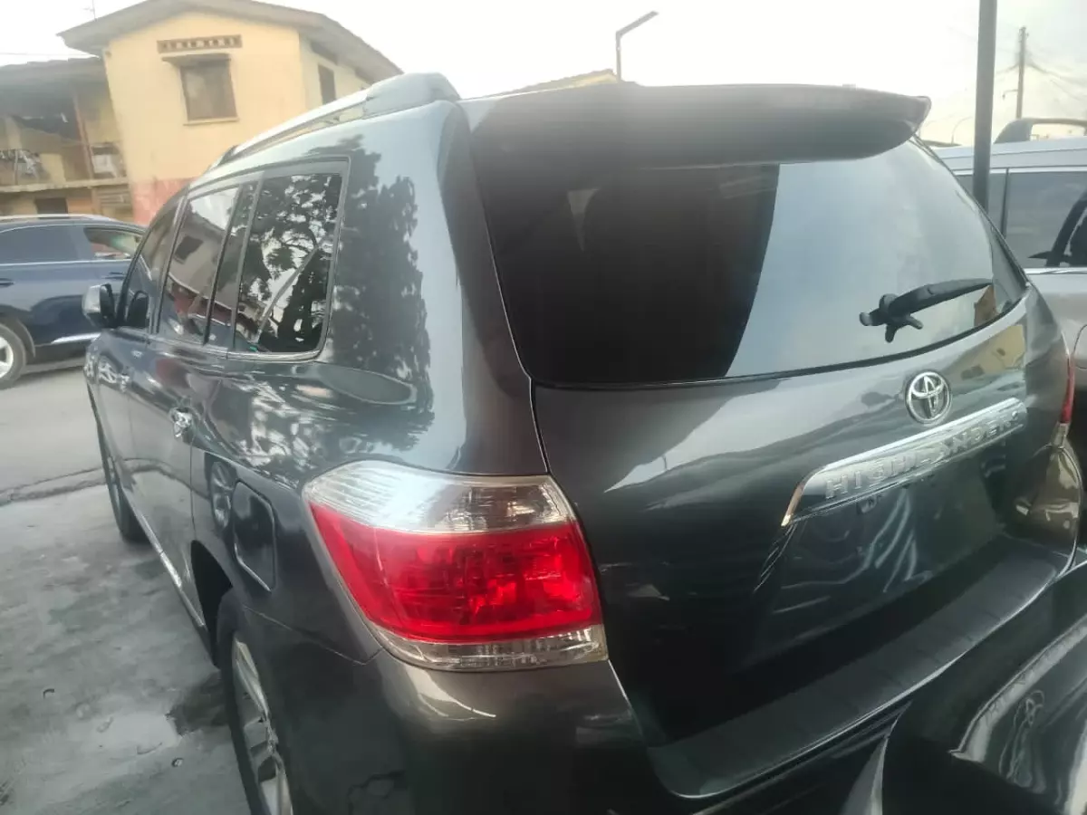 Toyota Highlander   - 2011