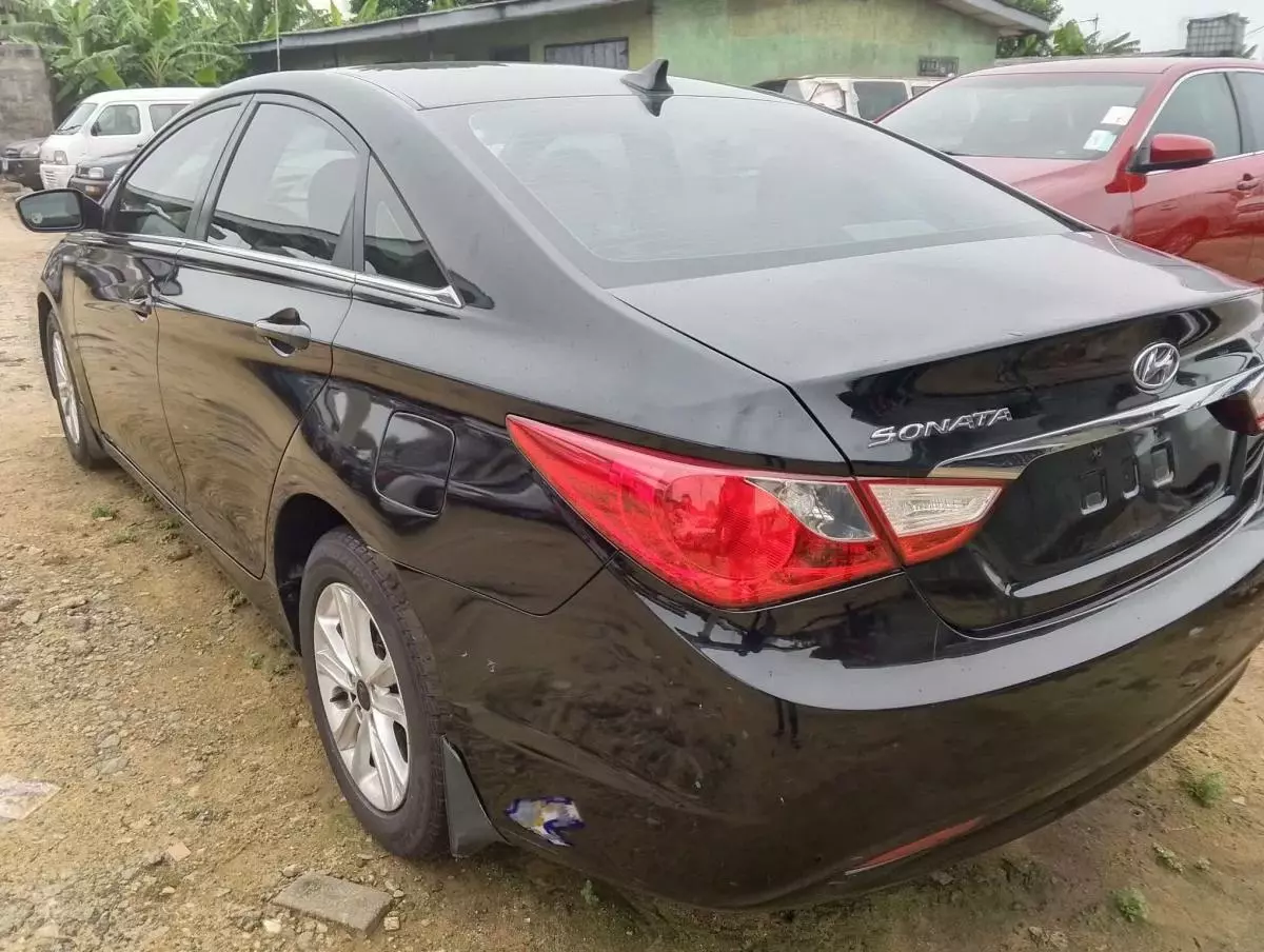 Hyundai Sonata   - 2011