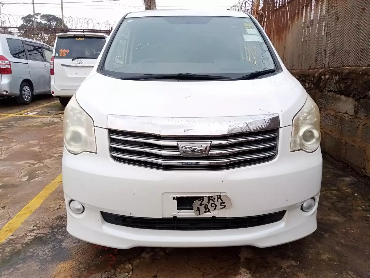 Toyota Noah   - 2011