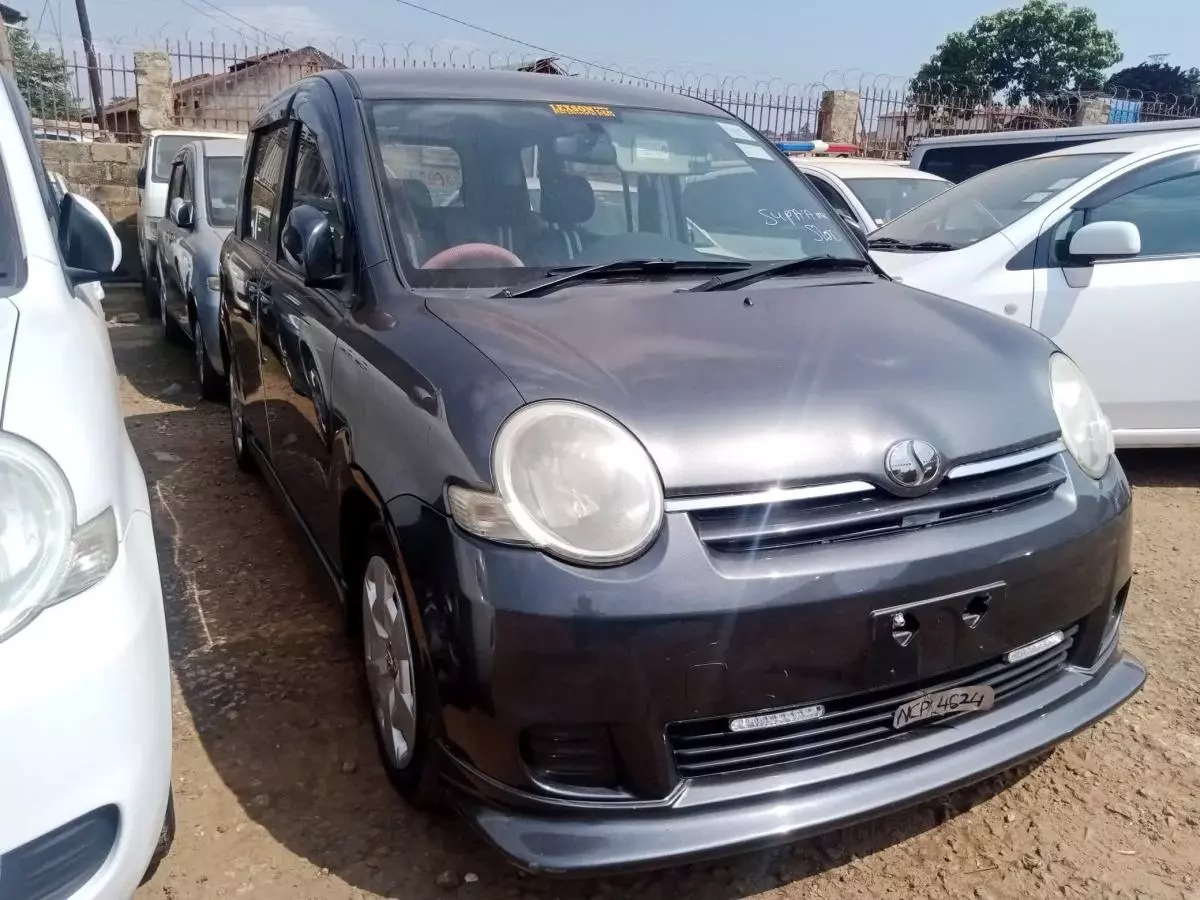 Toyota Sienta   - 2009