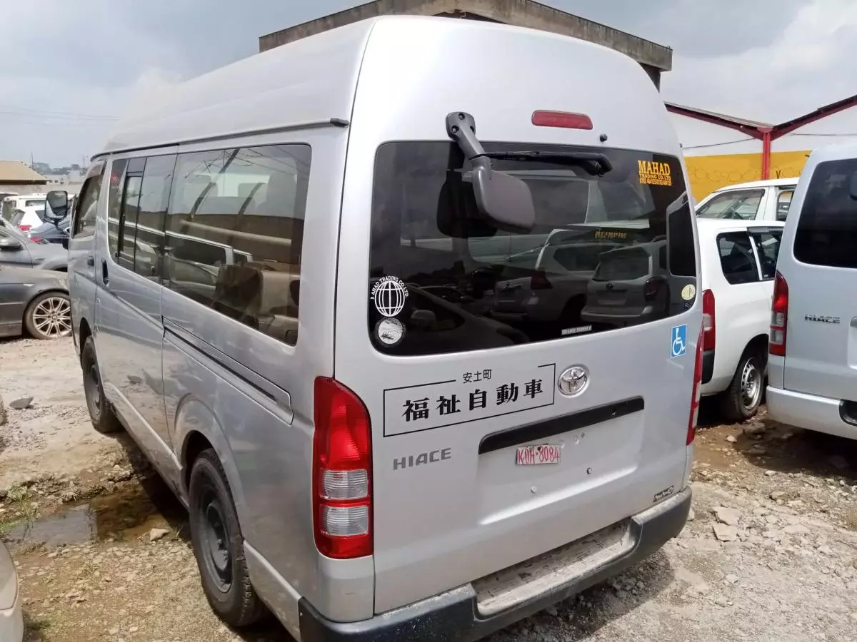 Toyota Hiace   - 2012