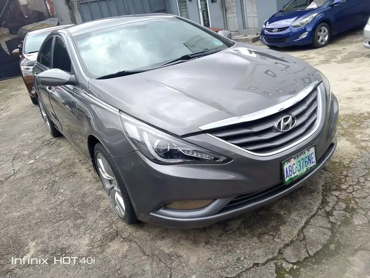 Hyundai Sonata   - 2011