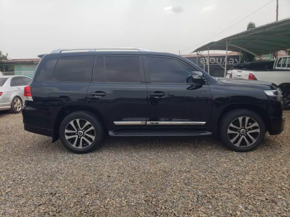 Toyota  Land Cruiser VXR V8   - 2011