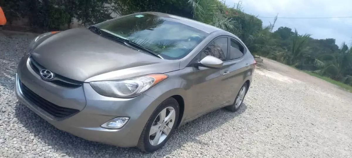 Hyundai Elantra   - 2013