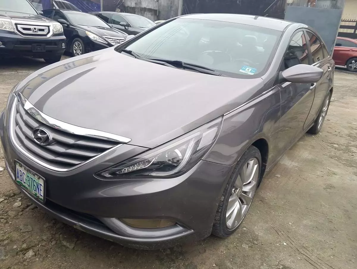 Hyundai Sonata   - 2011