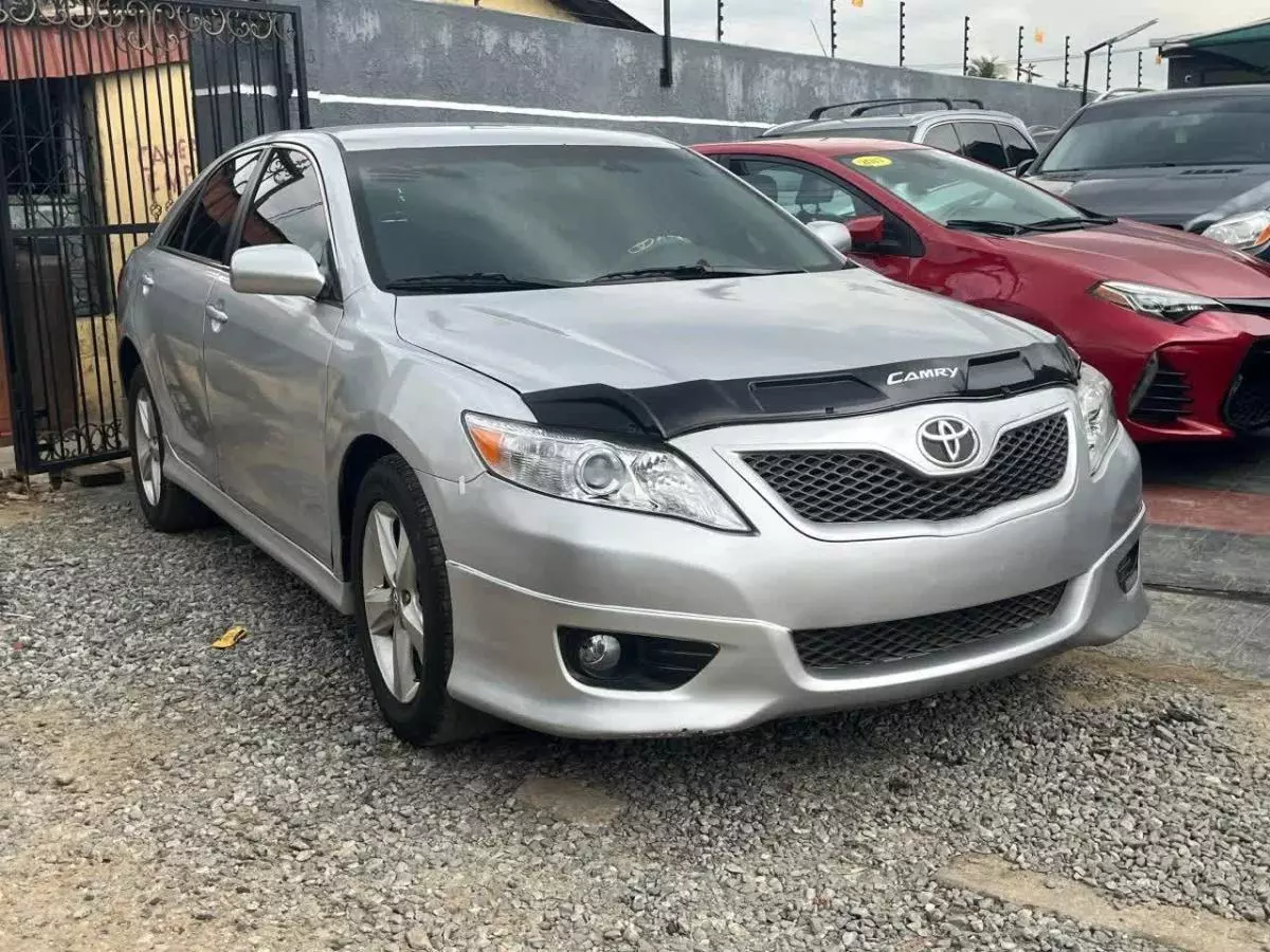 Toyota Camry   - 2010