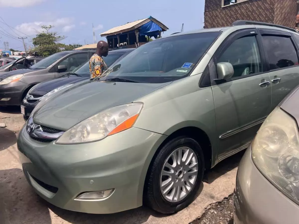 Toyota Sienna   - 2010