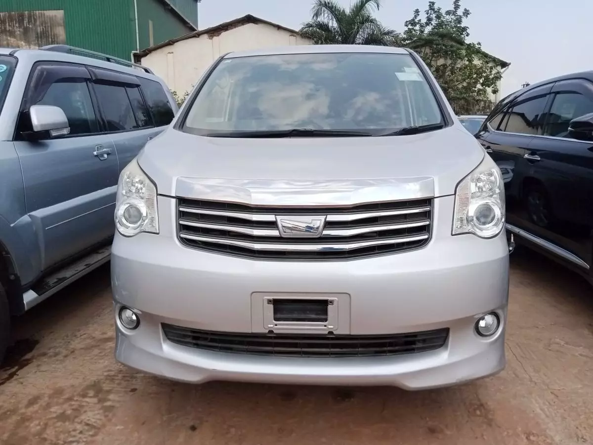 Toyota Noah   - 2012