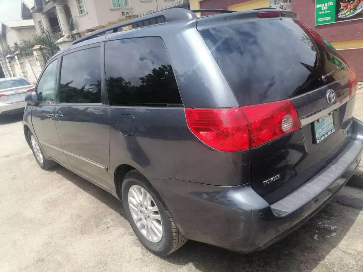 Toyota Sienna - 2010