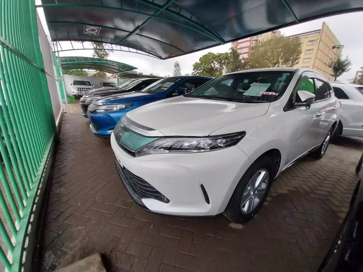 Toyota Harrier   - 2017