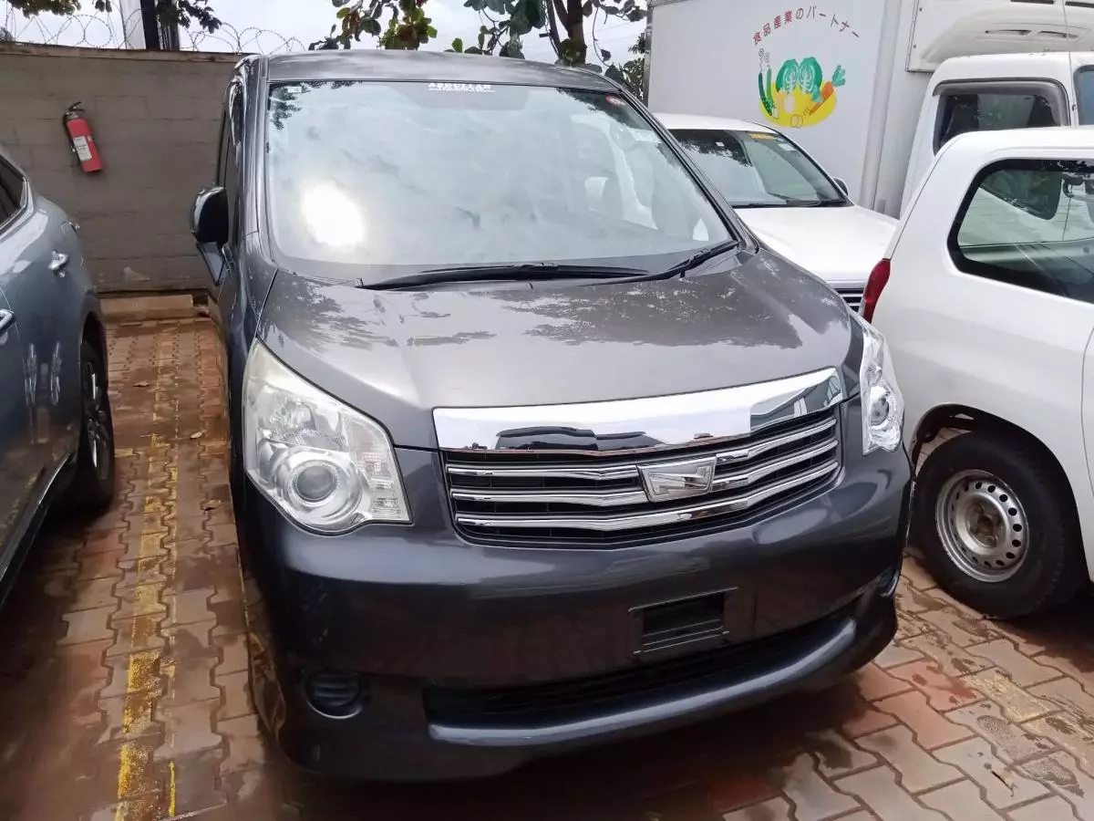 Toyota Noah   - 2011