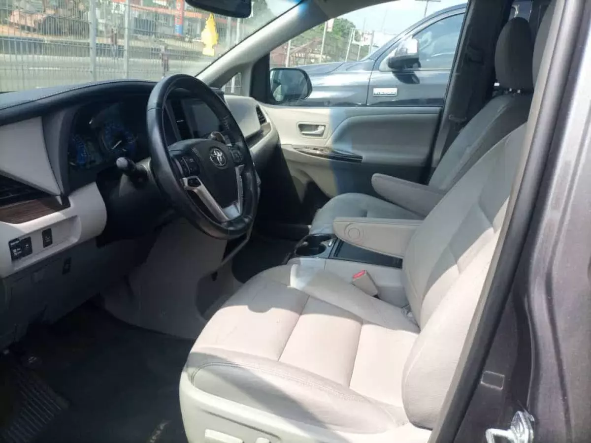 Toyota Sienna - 2016