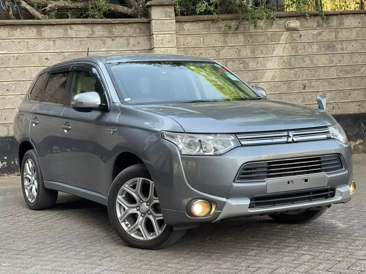 Mitsubishi Plug-in Hybrid Outlander - 2015