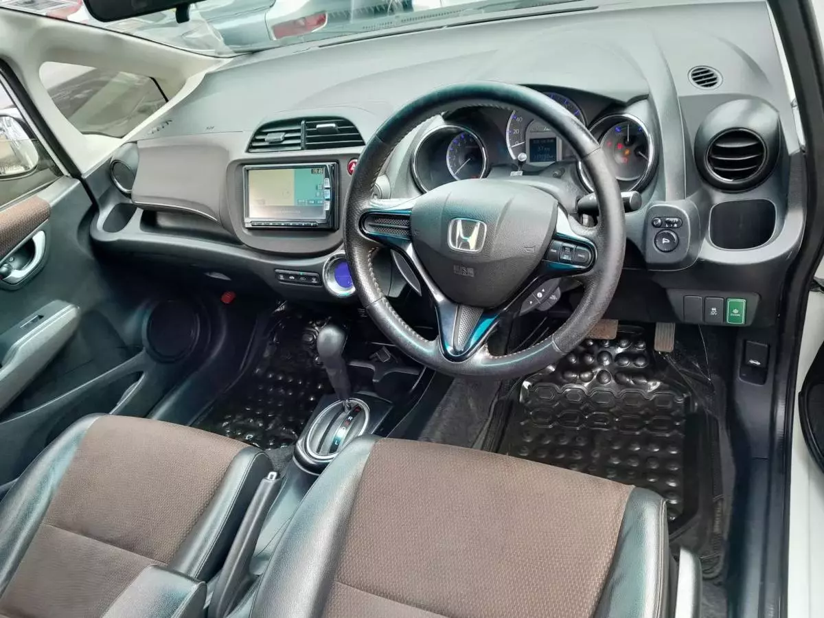 Honda Fit shuttle hybrid - 2012