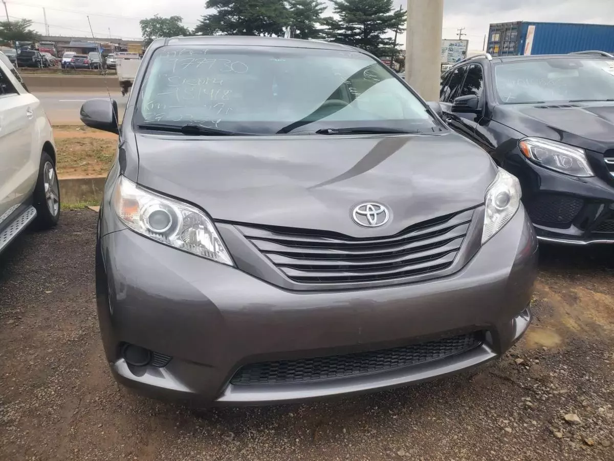 Toyota Sienna   - 2011