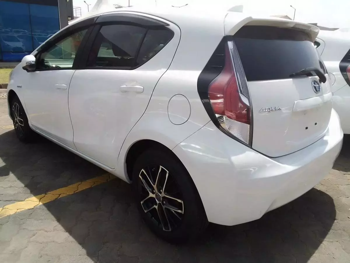 Toyota Aqua Hybrid - 2015