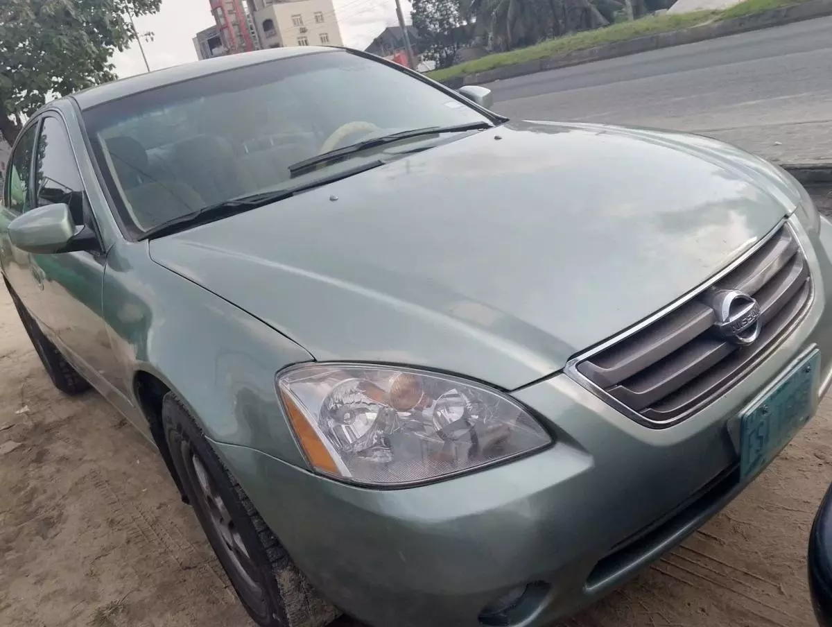 Nissan Altima   - 2002