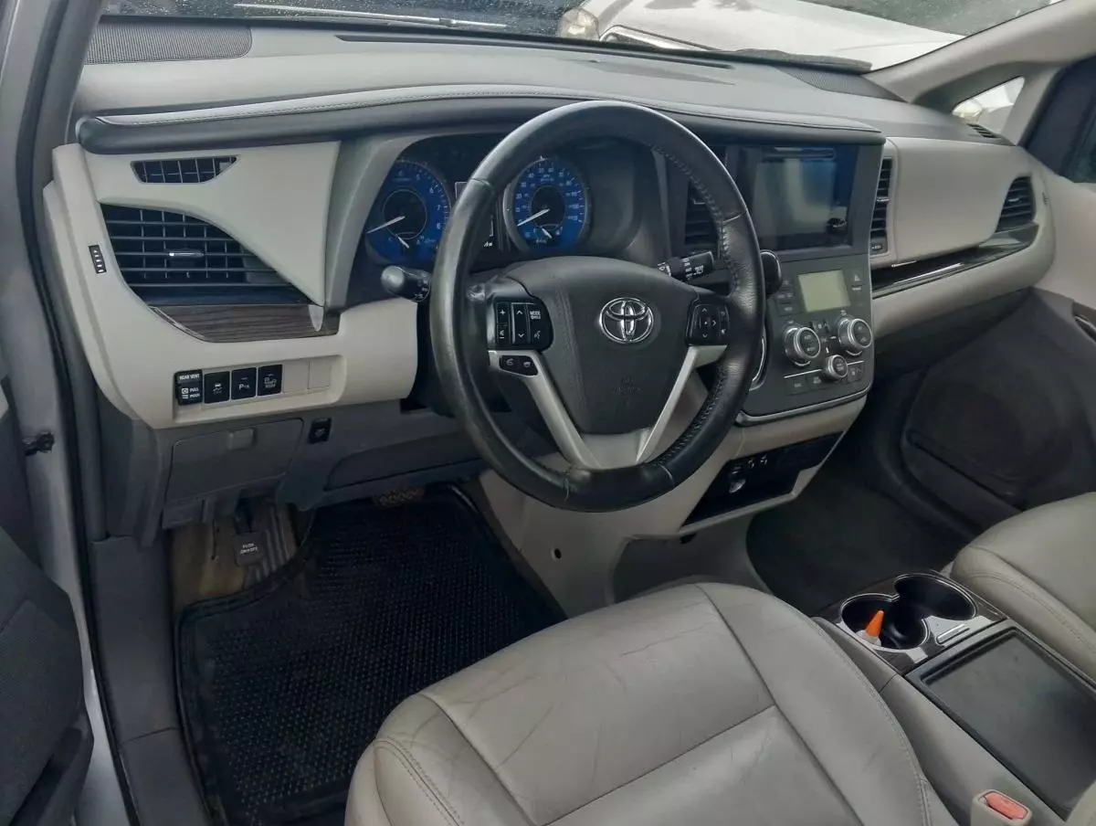 Toyota Sienna   - 2016