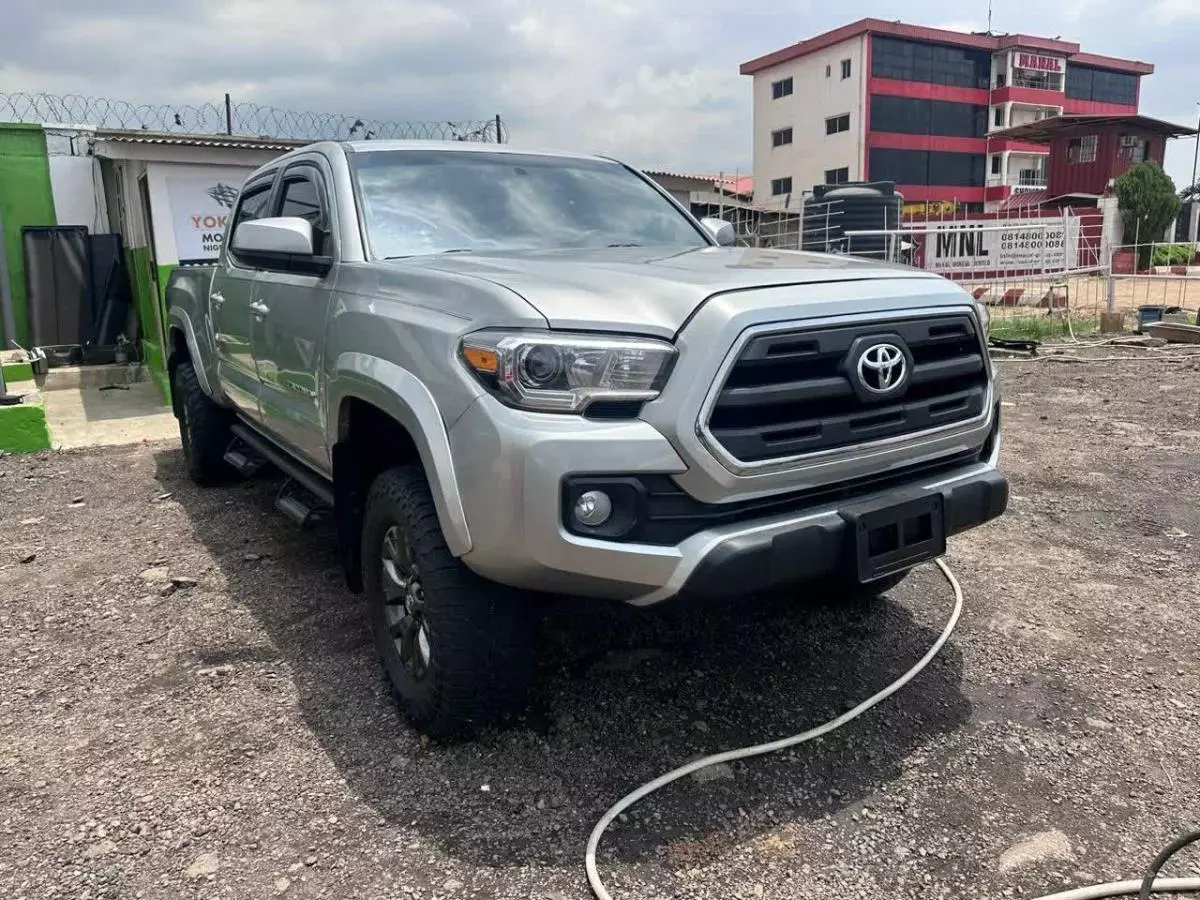 Toyota Tacoma   - 2017