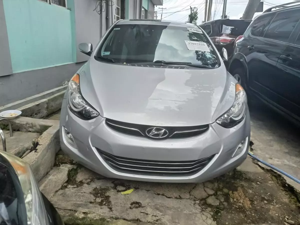 Hyundai Elantra   - 2012